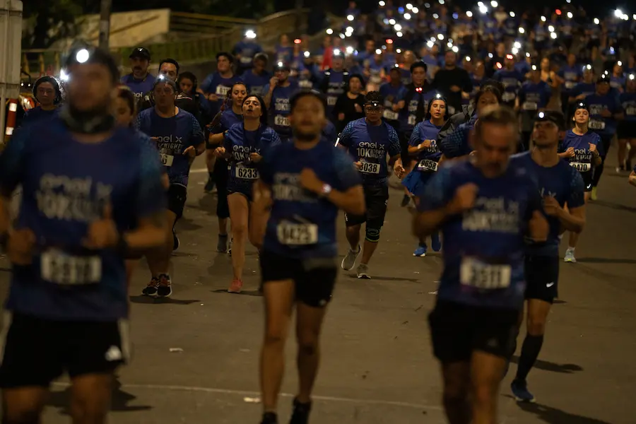 Grupo de atletas entrenando en la noche