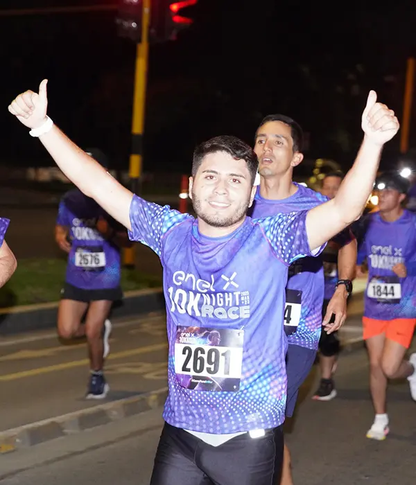Atleta corriendo de noche en bogota